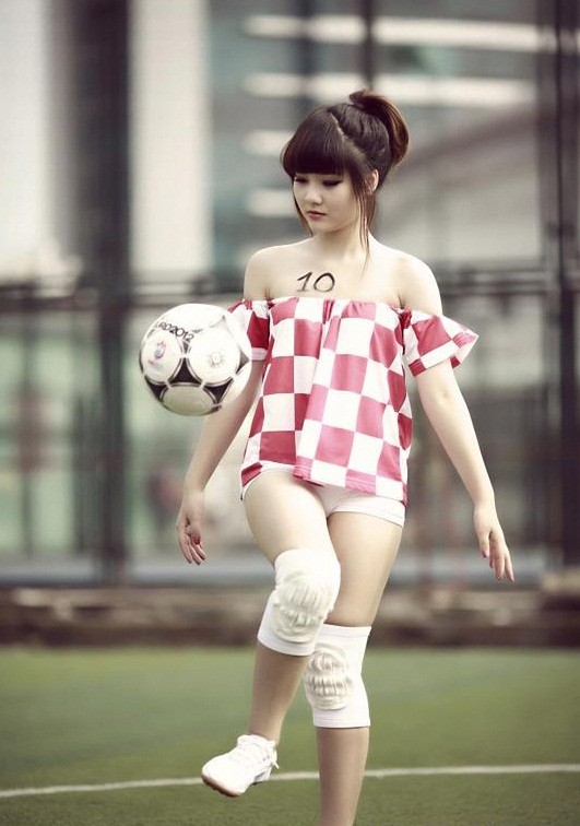 Một mỹ nữ xinh đẹp khác khoác lên mình áo đấu của đội tuyển Croatia